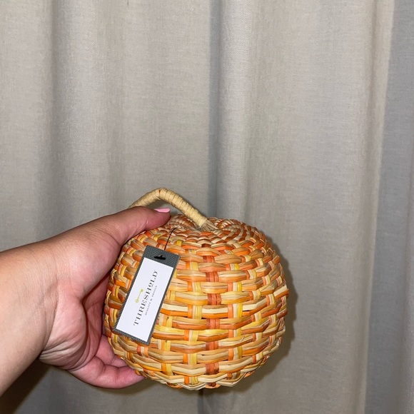 6 Threshold‎ Pumpkins - Picture 3 of 4